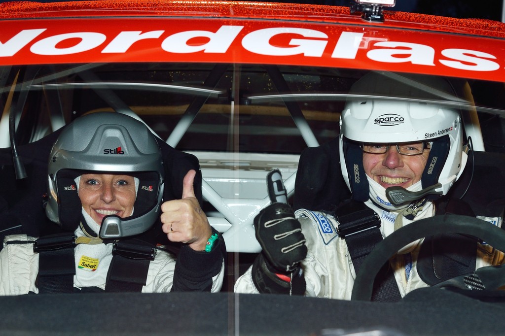 Fulde af optimisme og med forventning om en placering i Top 3 tog Mie Petersen og Steen Andersen fat på natetapen i Danboring Rally Denmark
(Foto: Michael Eisenberg)